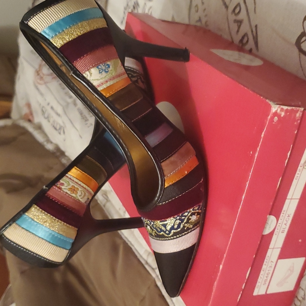 Multi colorful pattern pumps - Picture 3 of 4